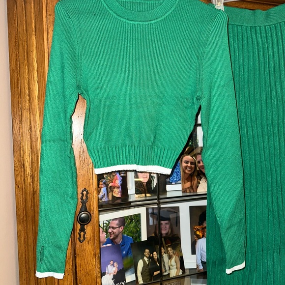 NWOT Green Ribbed Knit Skirt Set. Very Cute!! - Picture 4 of 9
